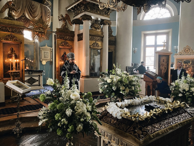 Вечерню Великого Пятка с выносом Плащаницы совершил митрополит Волоколамский Иларион