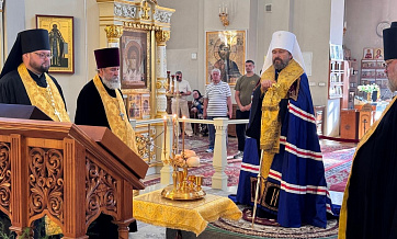 Митрополит Иларион совершил всенощное бдение и Божественную литургию в Крестовоздвиженском Иерусалимском монастыре